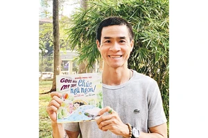 Nhà thơ Nguyễn Phong Việt với tập thơ song ngữ "Chúc ngủ ngon".
