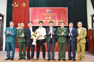 Chi bộ thôn Phú Dư, xã Quỳnh Phú, huyện Gia Bình tổ chức kết nạp đảng viên mới là các công dân sẵn sàng nhập ngũ năm 2024.