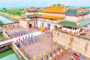 Hoạt động sân khấu hóa tái hiện lễ Ban sóc triều Nguyễn tại di tích Ngọ Môn. (Ảnh LÊ HOÀNG) 