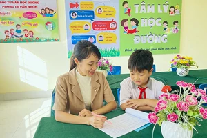 Tư vấn tâm lý cho học sinh tại Trường tiểu học Đại Lai, huyện Gia Bình, tỉnh Bắc Ninh. (Ảnh VŨ NGA) 