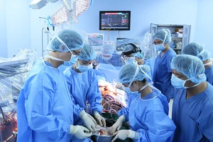 Các bác sĩ Bệnh viện Trung ương Quân đội 108 thực hiện thành công ca ghép tim từ người cho chết não giúp hồi sinh một nữ bệnh nhân 39 tuổi. 