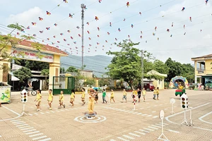 Hoạt động trải nghiệm an toàn giao thông của học sinh Trường mầm non Hợp Đồng (xã Hợp Tiến, huyện Kim Bôi, tỉnh Hòa Bình).