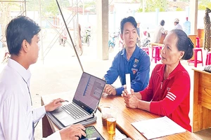 Phạm Minh Mây (giữa) hỗ trợ người dân Ngày thứ bảy tình nguyện.
