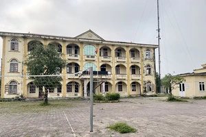 Trụ sở xã Cẩm Huy (cũ) dôi dư sau khi sáp nhập vào thị trấn Cẩm Xuyên, huyện Cẩm Xuyên, tỉnh Hà Tĩnh.