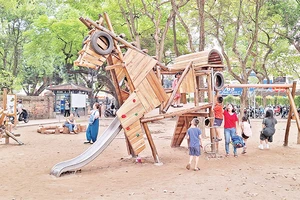 Sân chơi Thánh Gióng làm từ vật liệu tái chế tại vườn Giám, di tích Văn Miếu-Quốc Tử Giám (Hà Nội).