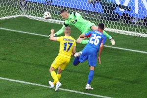 Pha ghi bàn của Schranz (áo xanh lam) mở tỷ số cho Slovakia.