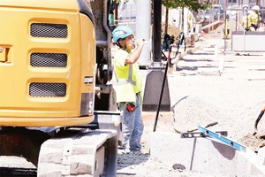 Công nhân xây dựng ở Boston (Mỹ) chống chọi nắng nóng. (Ảnh REUTERS)