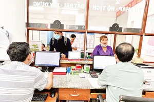 Người dân làm thủ tục hành chính tại phường Bình Hưng Hòa, quận Bình Tân.