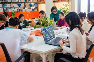 Sinh viên Trường đại học Sư phạm Thái Nguyên trao đổi nhóm để nâng cao trình độ và kỹ năng sư phạm.