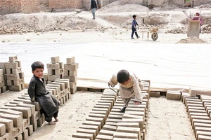 Trẻ em làm việc tại nhà máy gạch ở Kabul, Afghanistan. (Ảnh TÂN HOA XÃ)