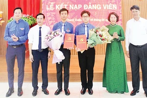 Lãnh đạo Quận ủy Thanh Xuân chúc mừng học sinh được kết nạp Đảng tại Chi bộ Trường THPT Trần Hưng Đạo-Thanh Xuân.