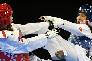 Trương Thị Kim Tuyền, nữ võ sĩ taekwondo hàng đầu nước ta (bên phải) trong một trận thi đấu quốc tế. (Ảnh GETTY)