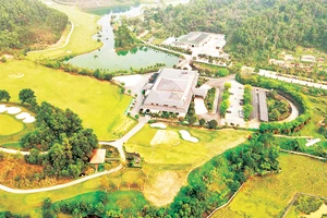 Sân golf Hill Top xây dựng trên đất của Công ty lâm nghiệp Hòa Bình khi chưa cổ phần hóa theo quyết định của Thủ tướng Chính phủ.