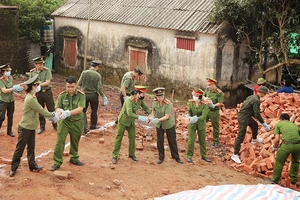 Lực lượng Công an tỉnh Bắc Giang hỗ trợ, xây nhà tặng hộ nghèo tại xã Đồng Lạc, huyện Yên Thế. (Ảnh DANH LAM)