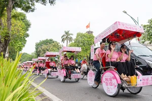 Lan tỏa thông điệp nâng cao nhận thức phòng chống ung thư vú trên nhiều tuyến phố của Hà Nội.