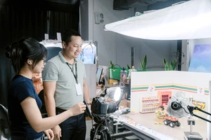 Một khâu thủ công trong sản xuất hoạt hình Stopmotion tại xưởng phim của Sconnect ở Hà Nội.