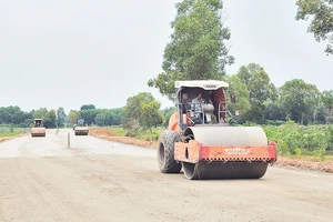 Các đơn vị tập trung phương tiện máy móc, khẩn trương thi công đường tránh phía đông thành phố Đông Hà, tỉnh Quảng Trị.