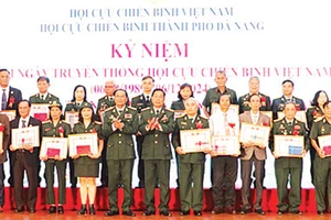 Hội Cựu chiến binh thành phố Đà Nẵng tuyên dương, khen thưởng các Chi hội trưởng cựu chiến binh tiêu biểu. (Ảnh NGÔ HUYÊN) 