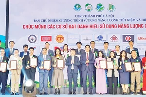 Lãnh đạo Sở Công thương Hà Nội trao giải, tặng các cơ sở đạt danh hiệu sử dụng năng lượng xanh 5 sao.