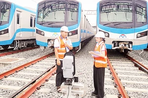 Quản lý và nhân viên lái tàu kiểm tra khu vực ca-bin lái tàu các đoàn tàu của tuyến Metro Bến Thành- Suối Tiên tại depot Long Bình, thành phố Thủ Đức. (Ảnh ANH THẾ)