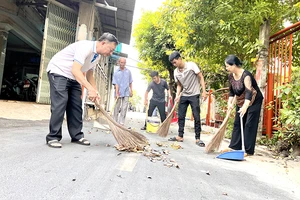 Người dân phường Bình Thọ, thành phố Thủ Đức vệ sinh môi trường tuyến đường trong khu dân cư.