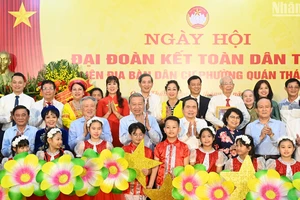 Tổng Bí thư Tô Lâm, Chủ tịch Quốc hội Trần Thanh Mẫn, Thường trực Ban Bí thư, Chủ nhiệm Ủy ban Kiểm tra Trung ương Trần Cẩm Tú và các đại biểu với nhân dân phường Quán Thánh.