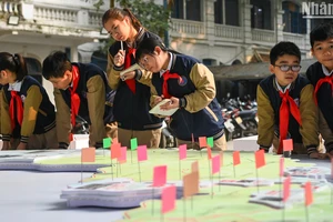 Trong ngày thứ hai mở cửa, Triển lãm tương tác “Những trận đánh nổi tiếng, những vị tướng tài danh” tại Trụ sở Báo Nhân Dân (71 Hàng Trống, Hà Nội) đã thu hút học sinh các trường đến tìm hiểu về lịch sử Quân đội nhân dân Việt Nam.