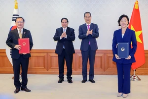 Thủ tướng Phạm Minh Chính và Thủ tướng Han Duck Soo chứng kiến trao Bản ghi nhớ về hợp tác phát triển và trao đổi hệ sinh thái khởi nghiệp đổi mới sáng tạo.