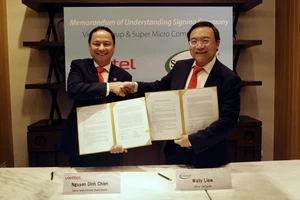 Đại diện Viettel và Công ty Supermicro ký kết thỏa thuận hợp tác.