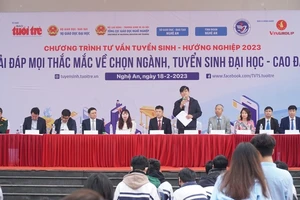 Ban tư vấn trả lời các thắc mắc cho học sinh và phụ huynh xung quanh công tác tuyển sinh năm 2023. (Ảnh: MỸ HÀ)