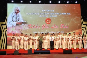 Tặng hoa cho các đoàn tham dự liên hoan.