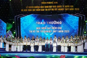 Trao thưởng cho học sinh đoạt giải quốc tế, quốc gia và điểm cao tại kỳ thi tốt nghiệp Trung học phổ thông năm 2023.