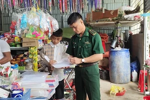 Lựa chọn đồ dùng học tập và sách vở cho các con nuôi Biên phòng chuẩn bị vào năm học mới 2023-2024.