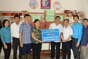 Trao quà hỗ trợ Trường Tiểu học Châu Thắng và Phòng Giáo dục huyện Quỳ Châu.
