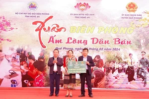 Tặng 374 suất quà Tết cho người nghèo xã Thông Thụ.