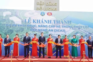 Lãnh đạo Bộ Nông nghiệp và Phát triển nông thôn cùng các đại biểu cắt băng khánh thành dự án.