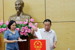 Các thành viên Hội đồng Thẩm định nông thôn mới tỉnh Nghệ An bỏ phiếu nhất trí .