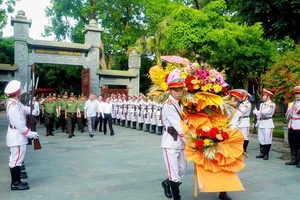 Đại tướng Tô Lâm cùng Đoàn đại biểu Đảng ủy Công an Trung ương, Bộ Công An và lãnh đạo tỉnh Nghệ An về dâng hoa, dâng hương tại Khu Di tích Kim Liên.