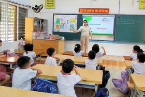 Các em học sinh rất thích thú học tiếng Anh với giáo viên người nước ngoài.