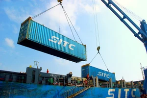 Tàu container vào nhận hàng tại cảng Cửa Lò.