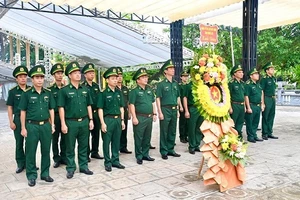Lãnh đạo Bộ chỉ huy Bộ đội Biên phòng Nghệ An dâng hoa, dâng hương tại Nghĩa trang quốc tế Việt-Lào.