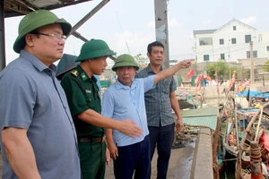 Lãnh đạo tỉnh Nghệ An chỉ đạo thị xã Hoàng Mai và các đơn vị liên quan đảm bảo an toàn cho tàu về neo đậu tại cảng cá. (Ảnh: QUANG AN)