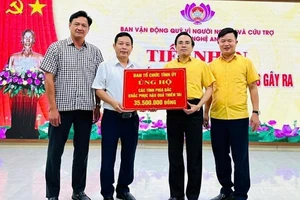 Ban Tổ chức Tỉnh ủy Nghệ An trao tiền ủng hộ.