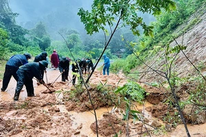 Đồn Biên phòng Tam Quang khắc phục các điểm sạt lở bảo đảm giao thông.