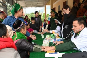 Tại ngôi nhà thiện nguyện, Quân y Đồn Biên phòng Nhôn Mai khám bệnh, cấp thuốc miễn phí cho đông đảo đồng bào.