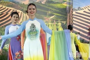 Biểu diễn thời trang áo dài trong chương trình Lễ hội Áo dài Thành phố Hồ Chí Minh 2023.