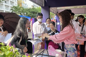 Người dân đến tìm hiểu các sản phẩm du lịch tại Ngày hội Du lịch Thành phố Hồ Chí Minh lần thứ 19.