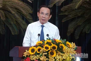 Đồng chí Nguyễn Văn Nên, Ủy viên Bộ Chính trị, Bí thư Thành ủy Thành phố Hồ Chí Minh phát biểu tại buổi họp mặt.