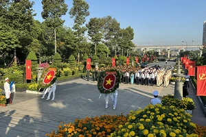 Đoàn đại biểu Thành phố Hồ Chí Minh viếng Nghĩa trang Liệt sĩ Thành phố.