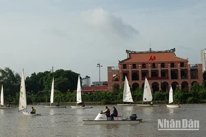 Sự kiện diễu hành trên sông trong lễ khai mạc Lễ hội Sông nước Thành phố Hồ Chí Minh lần thứ nhất năm 2023.